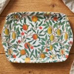 Bricka i melamin med William Morris-mönster. Dekorativ och praktisk bricka med rikt, detaljrikt motiv. Perfekt för servering.