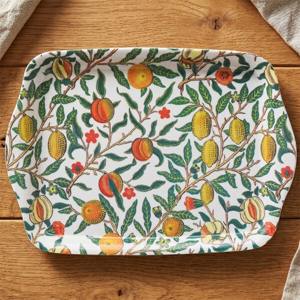 Bricka i melamin med William Morris-mönster. Dekorativ och praktisk bricka med rikt, detaljrikt motiv. Perfekt för servering.
