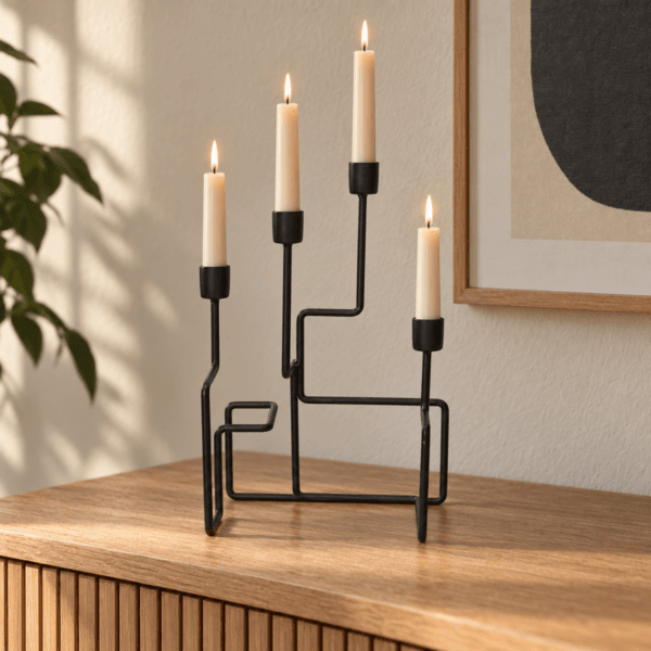 Svart fyrarmad ljusstake med fyra kronljus i vardagsrum