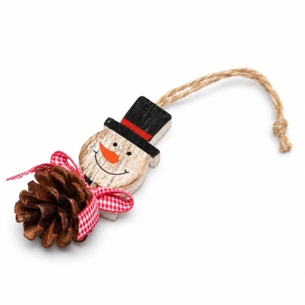 Snögubbsansikte i trä med svart hatt, orange näsa, kotte och rödrutig rosett mot vit bakgrund.