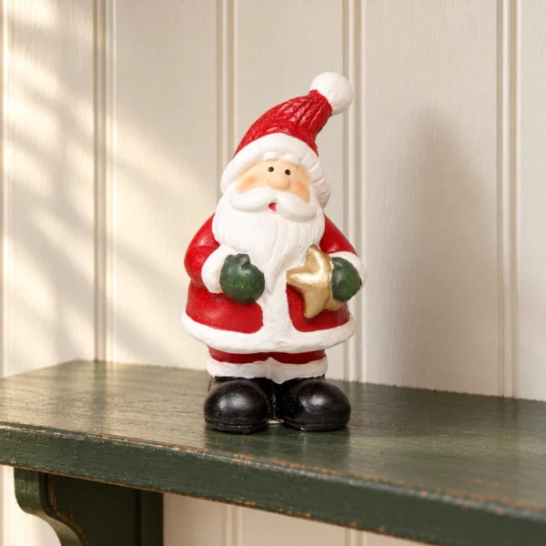 Tomte med röd luva, gröna vantar och guldfärgad stjärna på en mörkgrön vägghylla.